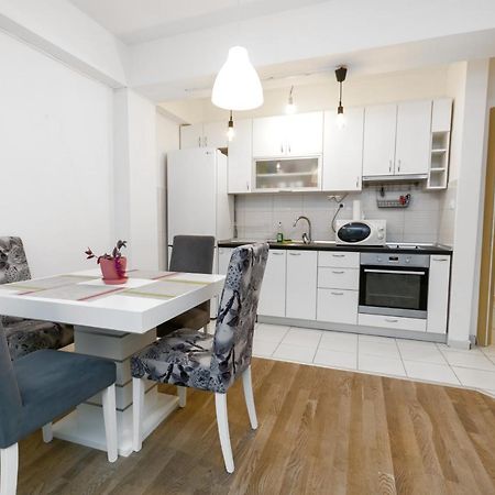 One Bedroom Apartment With Private Parking Skopie Exterior foto