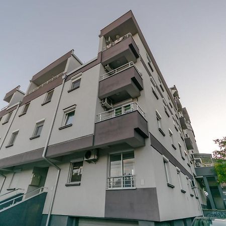 One Bedroom Apartment With Private Parking Skopie Exterior foto