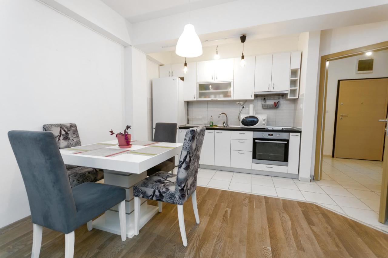 One Bedroom Apartment With Private Parking Skopie Exterior foto