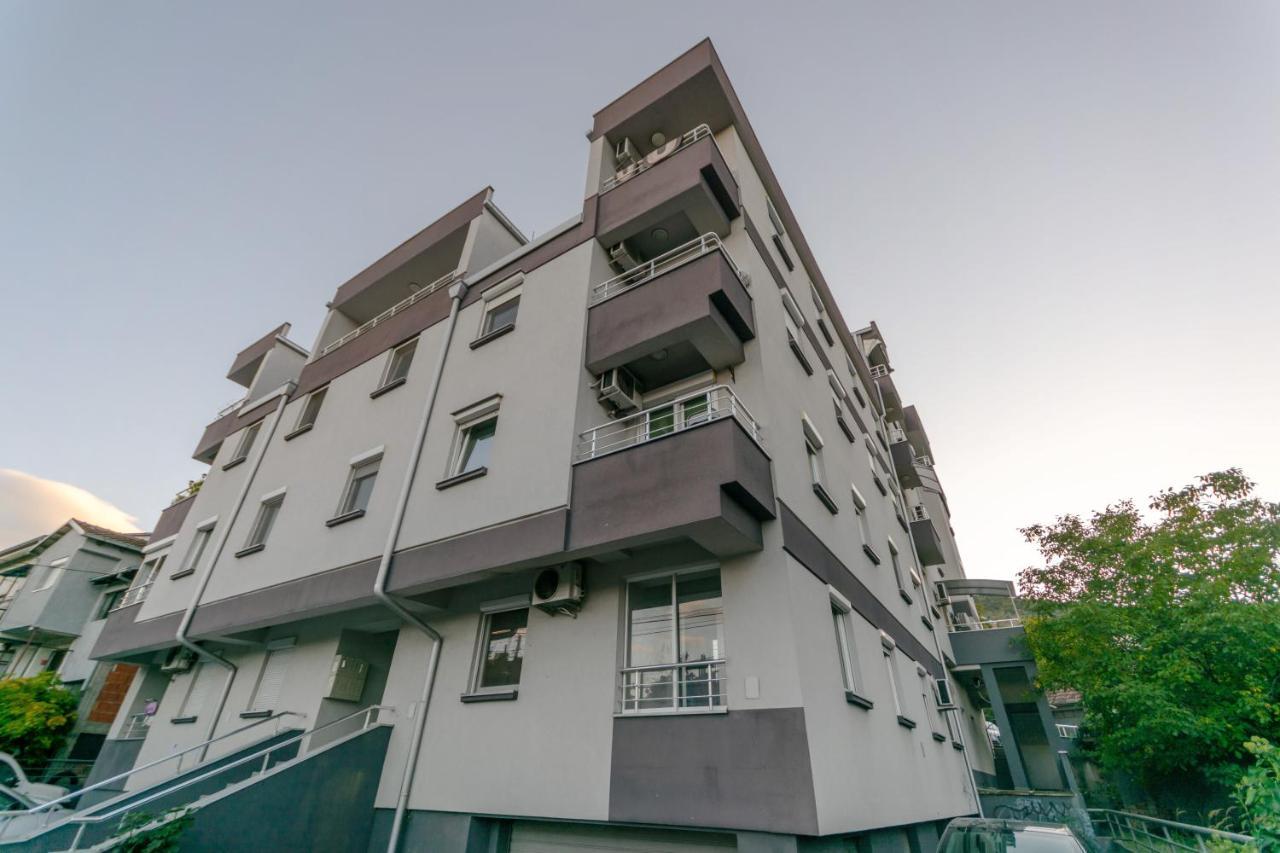 One Bedroom Apartment With Private Parking Skopie Exterior foto