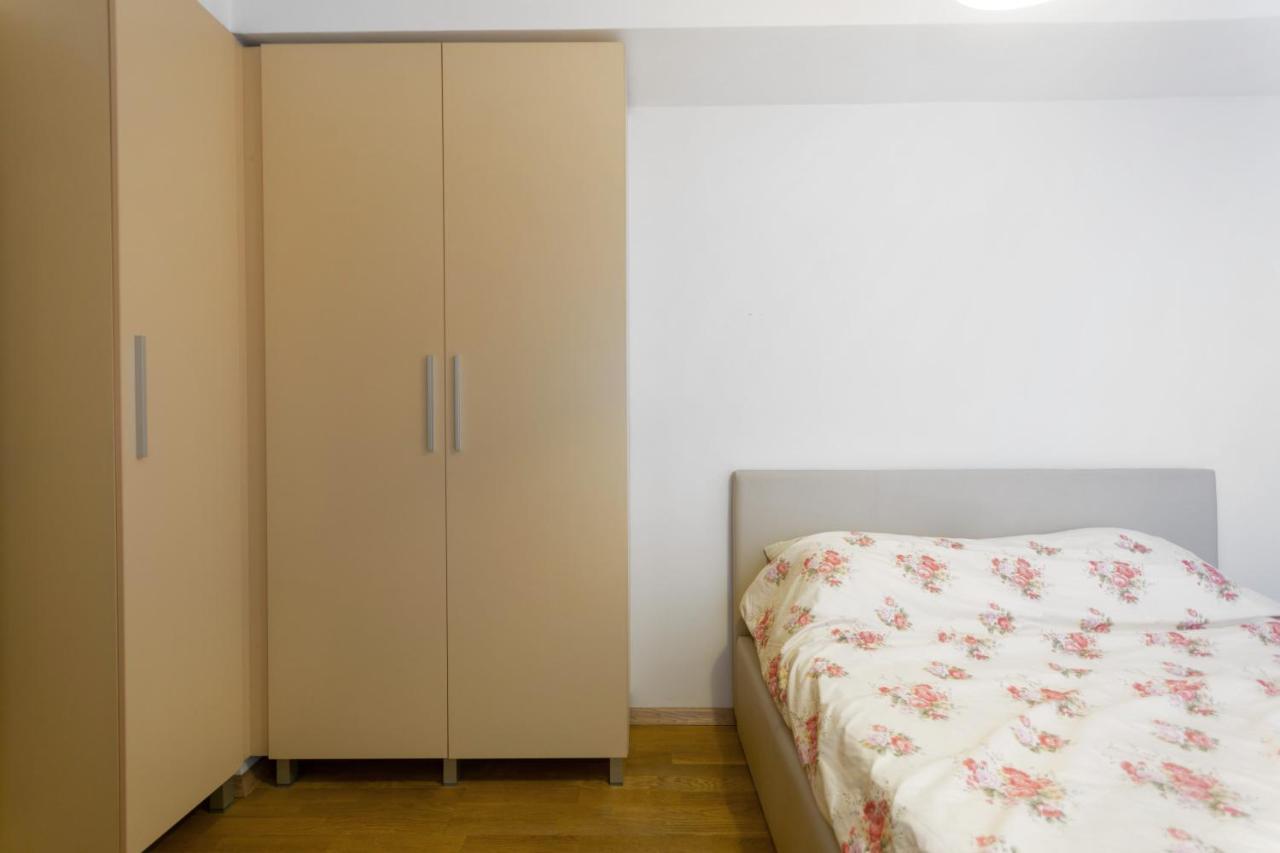 One Bedroom Apartment With Private Parking Skopie Exterior foto